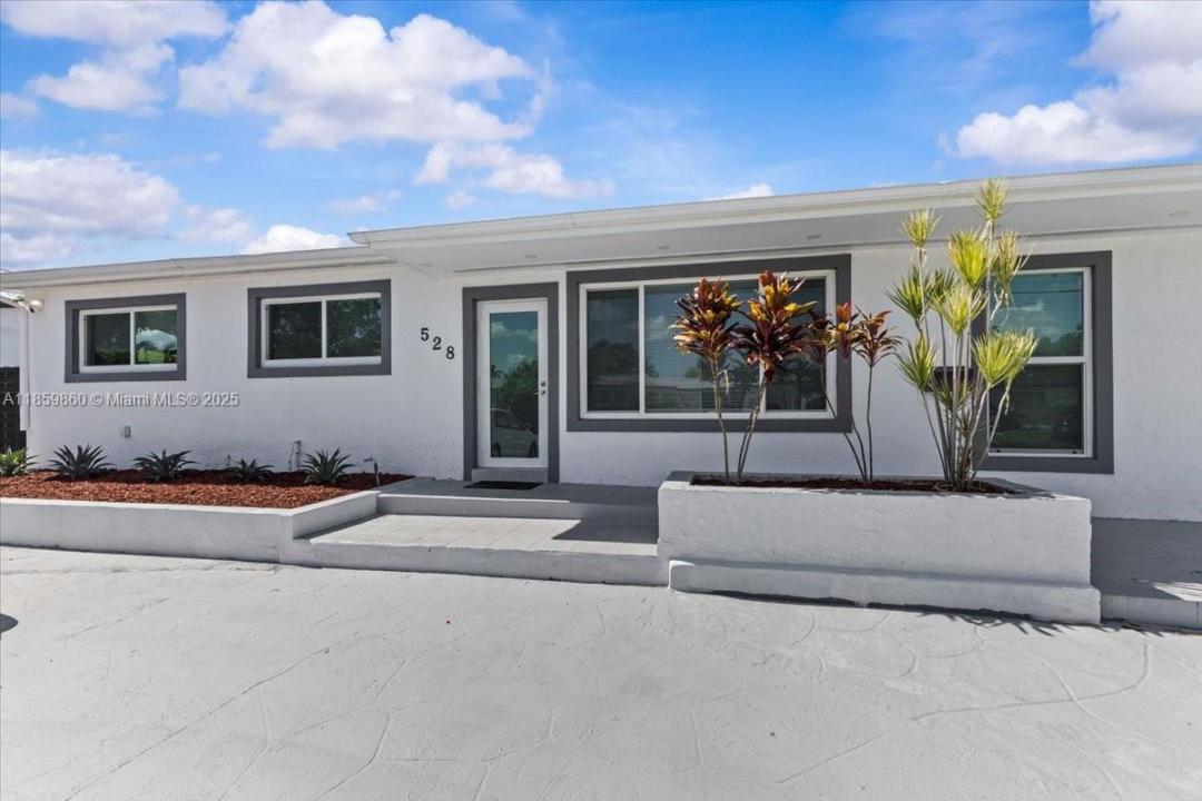 528 W 45th Pl, Hialeah, 佛羅里達州 33012, 美國