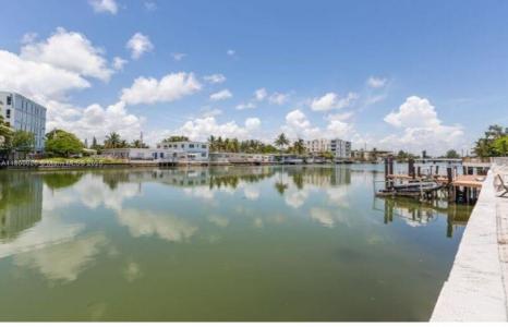 8210 Byron Ave 25, Miami Beach, Florida 33141, USA