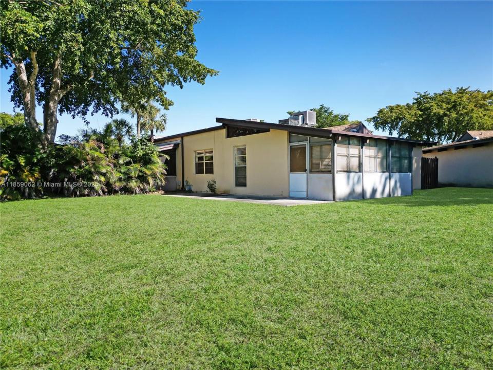 114 Essex Rd 1-36, Hollywood, Florida 33024, USA