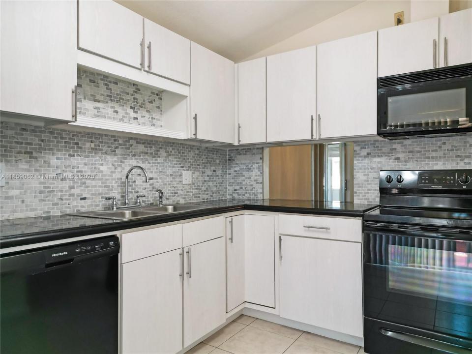 114 Essex Rd 1-36, Hollywood, Florida 33024, USA