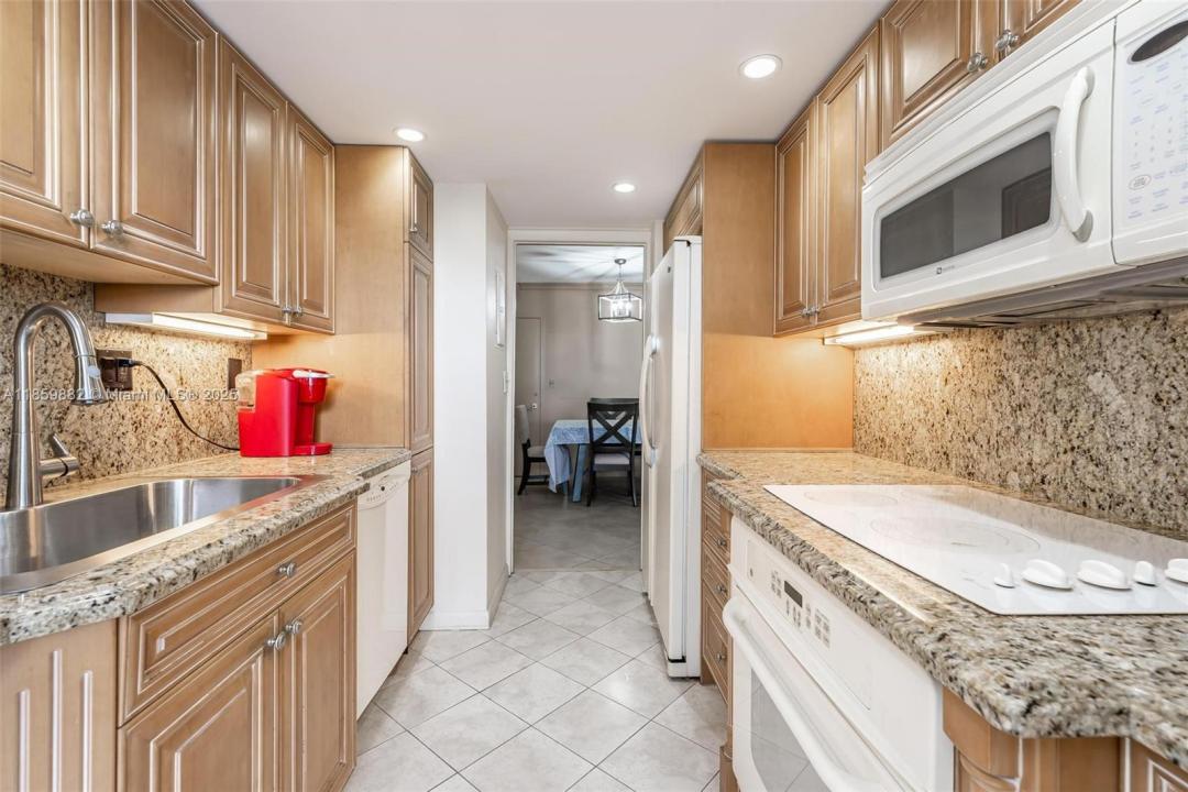 2701 N Ocean Blvd 14B, Fort Lauderdale, Floryda 33308, USA