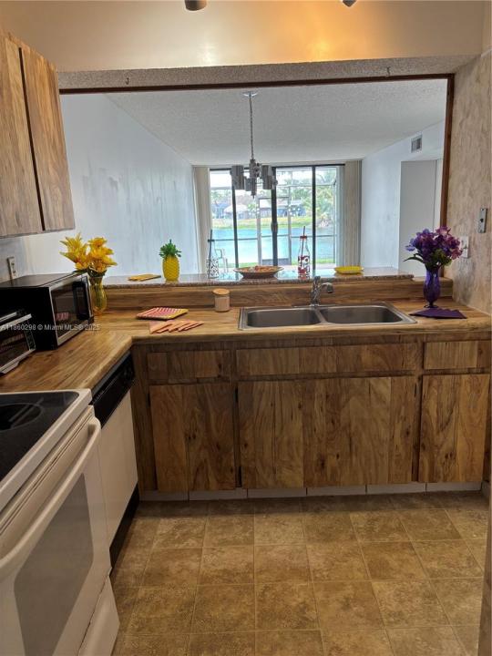 11001 N Lakeview Dr 11001, Pembroke Pines, Flórida 33026, Estados Unidos