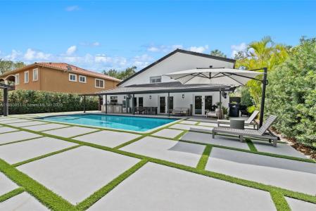 16811 NW 83rd Ave, Miami Lakes, Floryda 33016, USA
