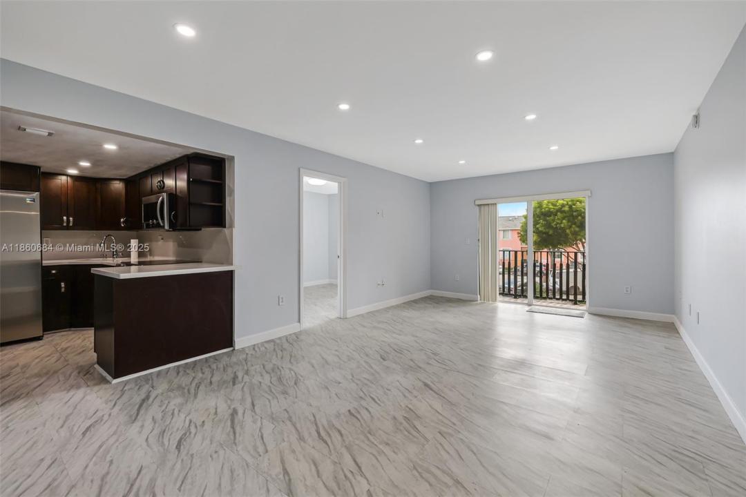 4705 NW 7th St 201-7, Miami, Florida 33126, HOA KỲ