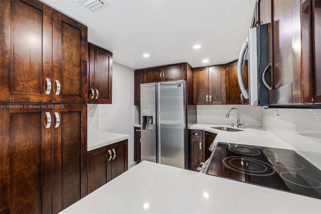 4705 NW 7th St 201-7, Miami, Florida 33126, HOA KỲ