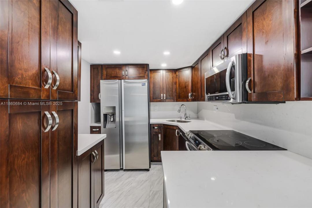 4705 NW 7th St 201-7, Miami, Florida 33126, HOA KỲ
