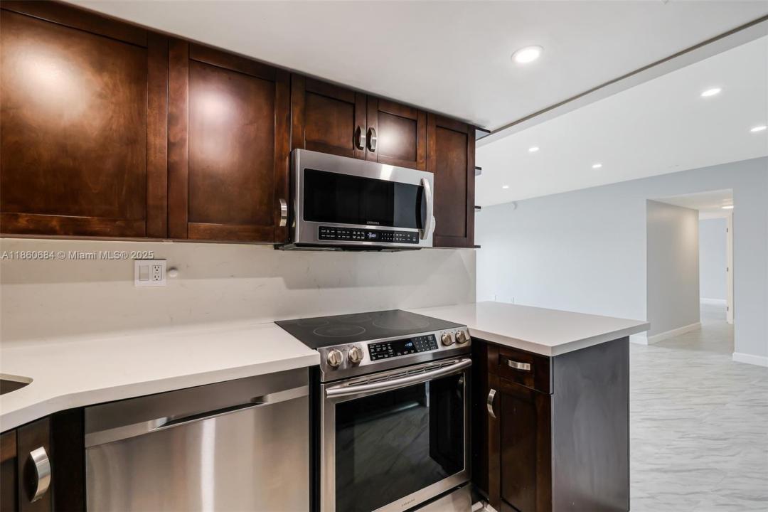 4705 NW 7th St 201-7, Miami, Florida 33126, HOA KỲ