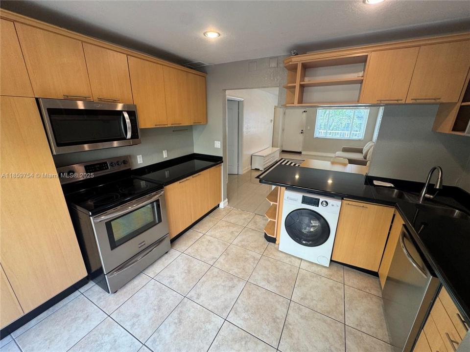 677 NE 24th St 203, Miami, Floryda 33137, USA