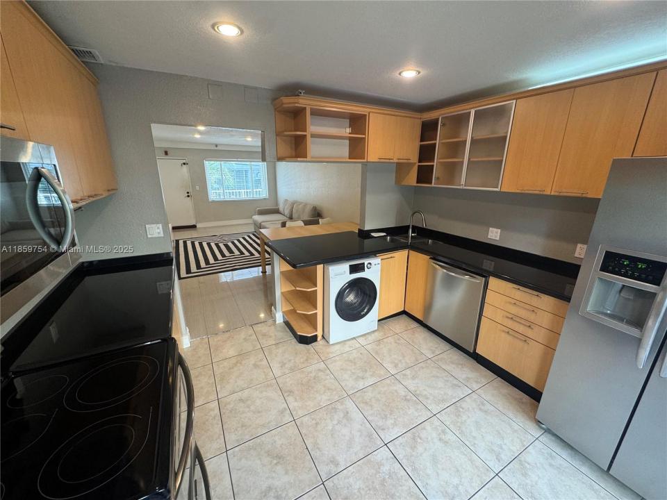 677 NE 24th St 203, Miami, Floryda 33137, USA