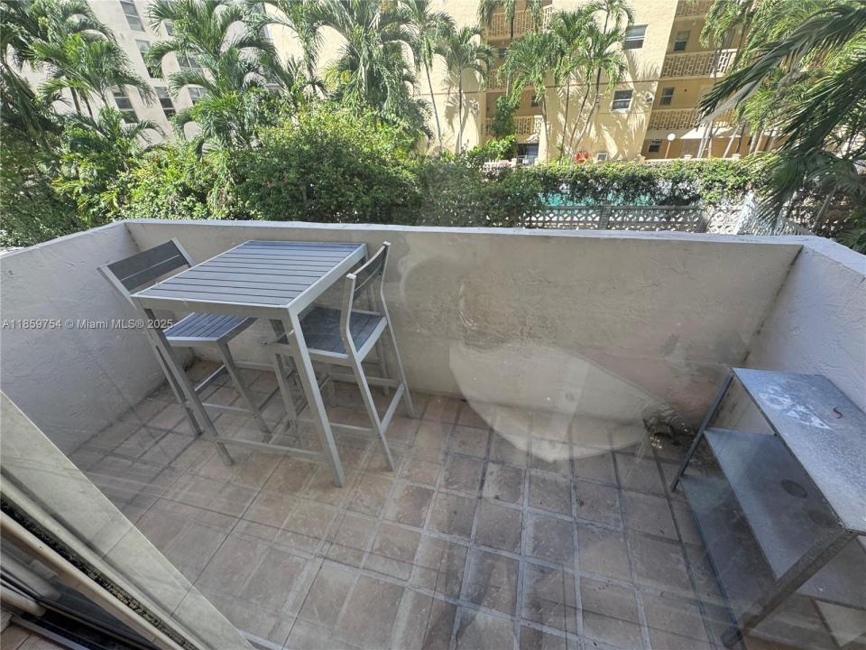 677 NE 24th St 203, Miami, Floryda 33137, USA