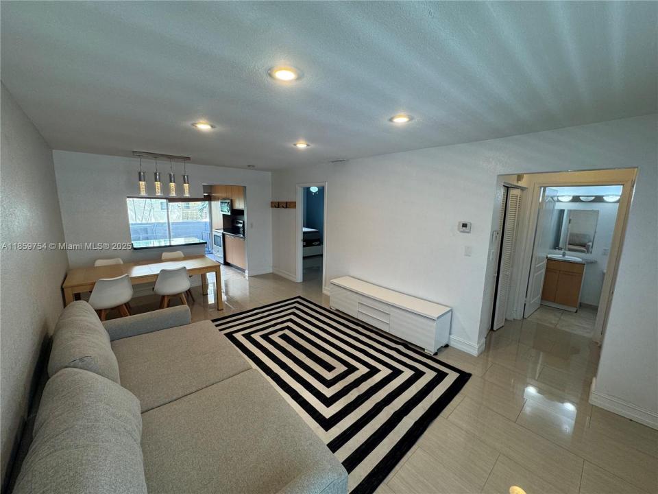 677 NE 24th St 203, Miami, Floryda 33137, USA