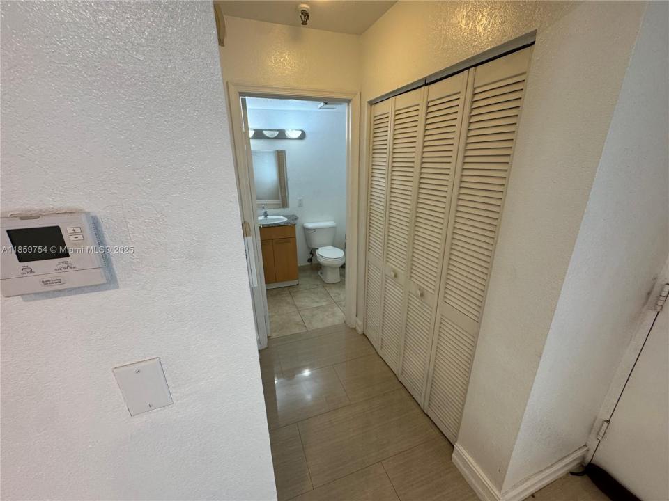 677 NE 24th St 203, Miami, Floryda 33137, USA