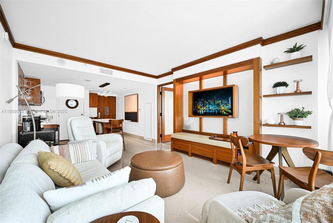 6801 Collins Ave 811 (door 810), Miami Beach, Florida 33141, Amerika Birleşik Devletleri