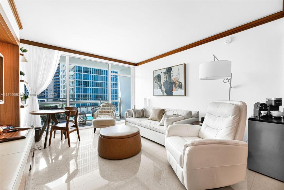 6801 Collins Ave 811 (door 810), Miami Beach, Florida 33141, Amerika Birleşik Devletleri