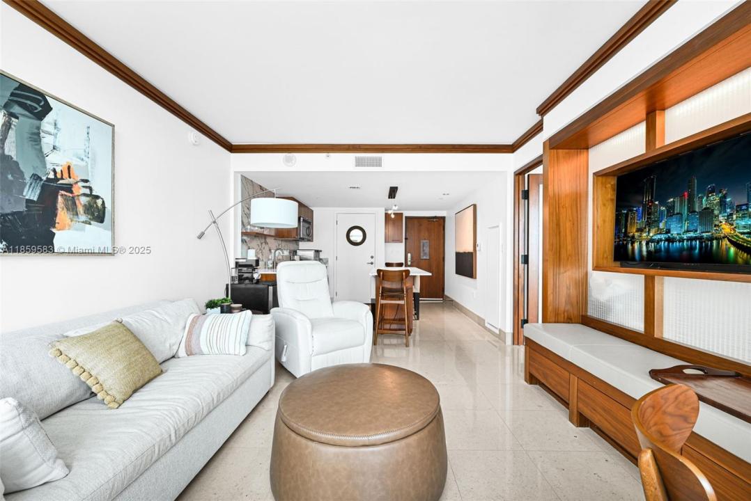 6801 Collins Ave 811 (door 810), Miami Beach, Florida 33141, Amerika Birleşik Devletleri