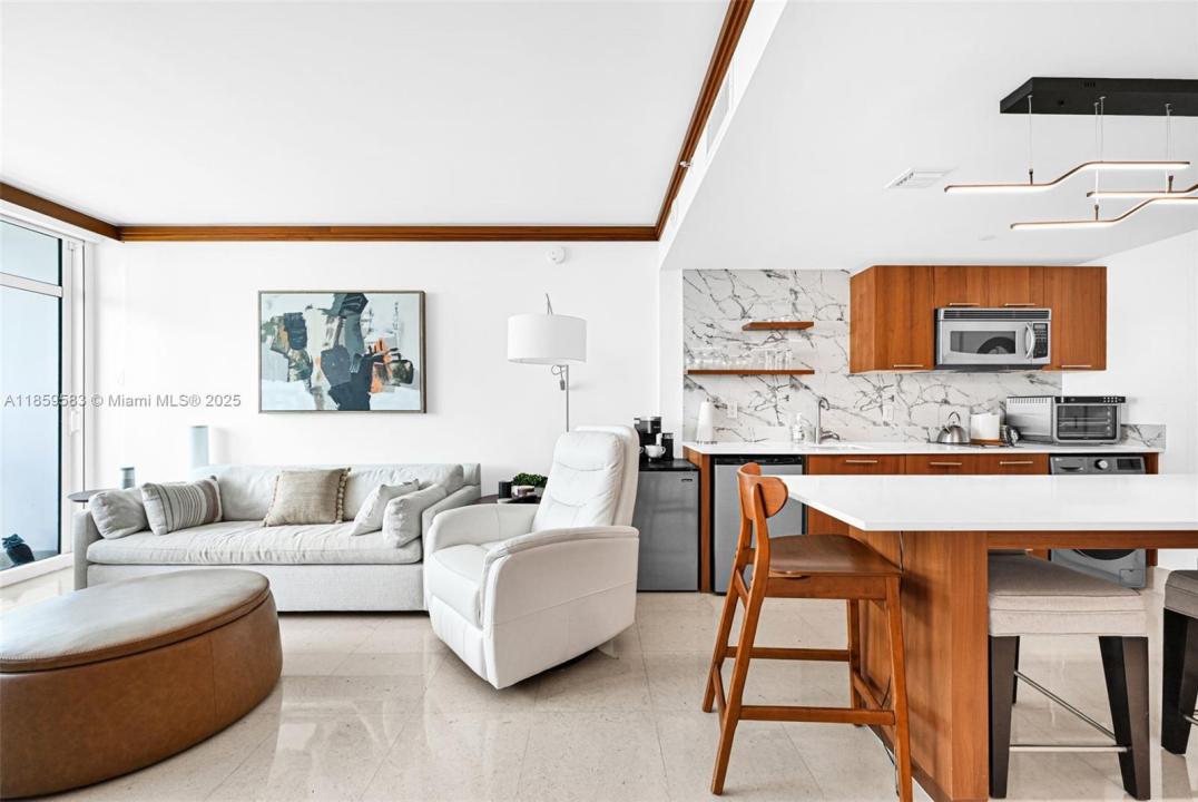 6801 Collins Ave 811 (door 810), Miami Beach, Florida 33141, Amerika Birleşik Devletleri