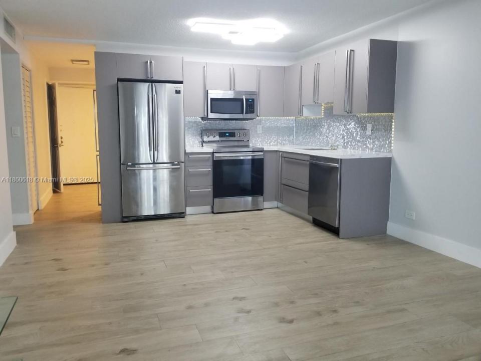 8101 SW 72nd Ave 311, Miami, Florida 33143, Amerika Birleşik Devletleri