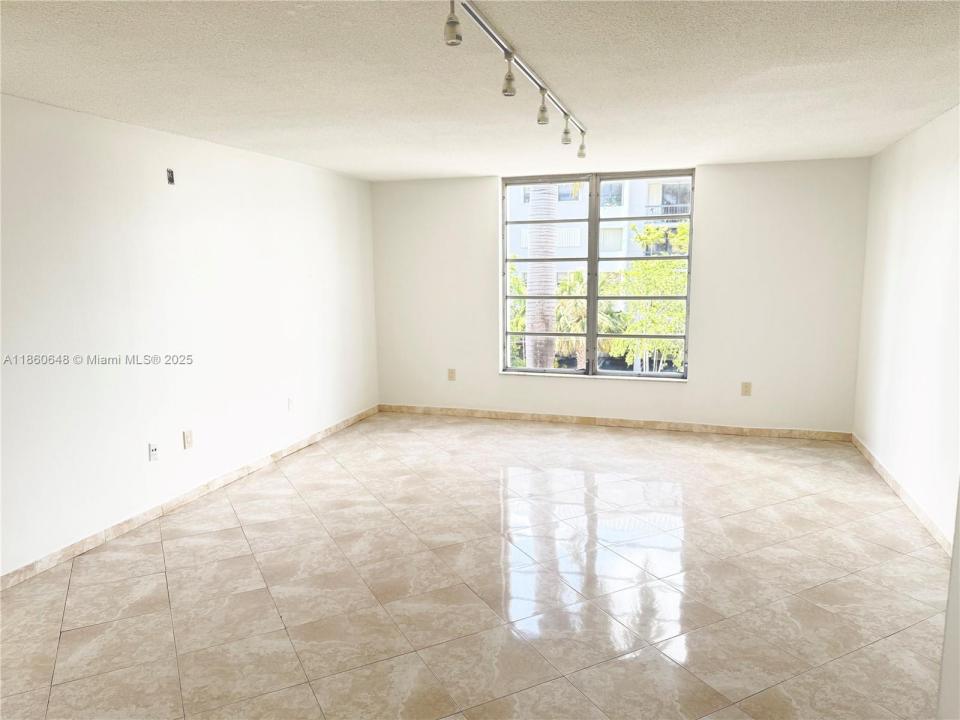 1075 93rd St 307, Bay Harbor Islands, 佛羅里達州 33154, 美國