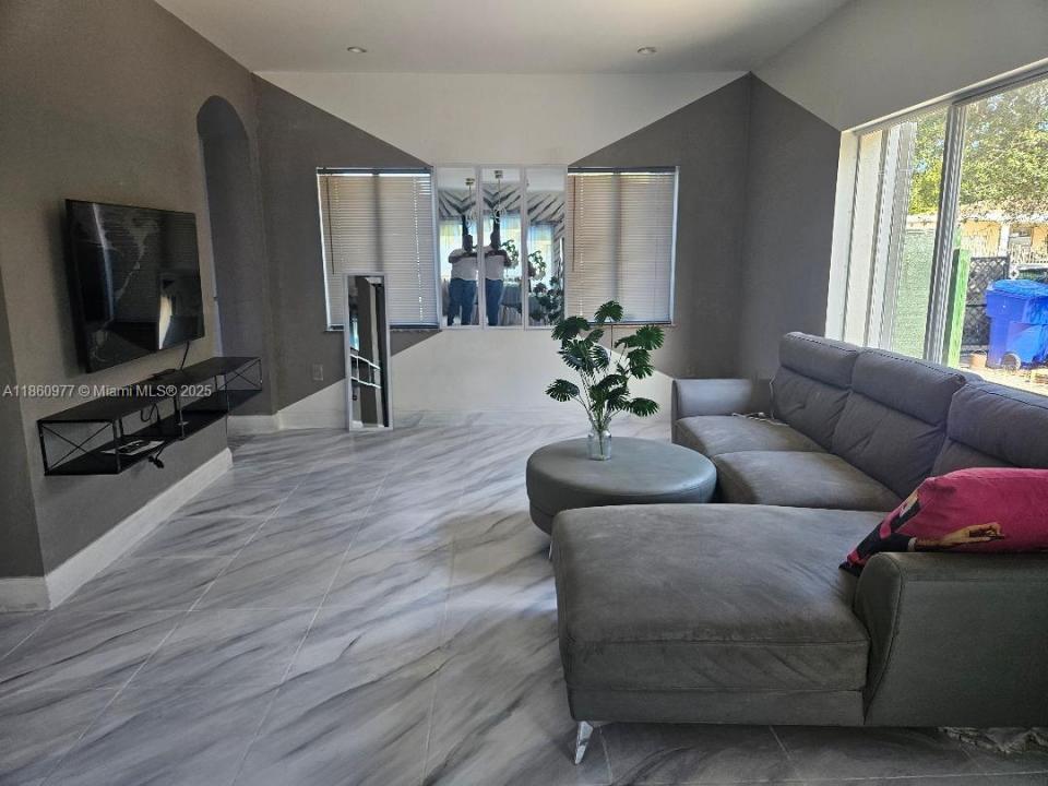 1100 NW 26th St 2, Miami, Floride 33127, États-Unis