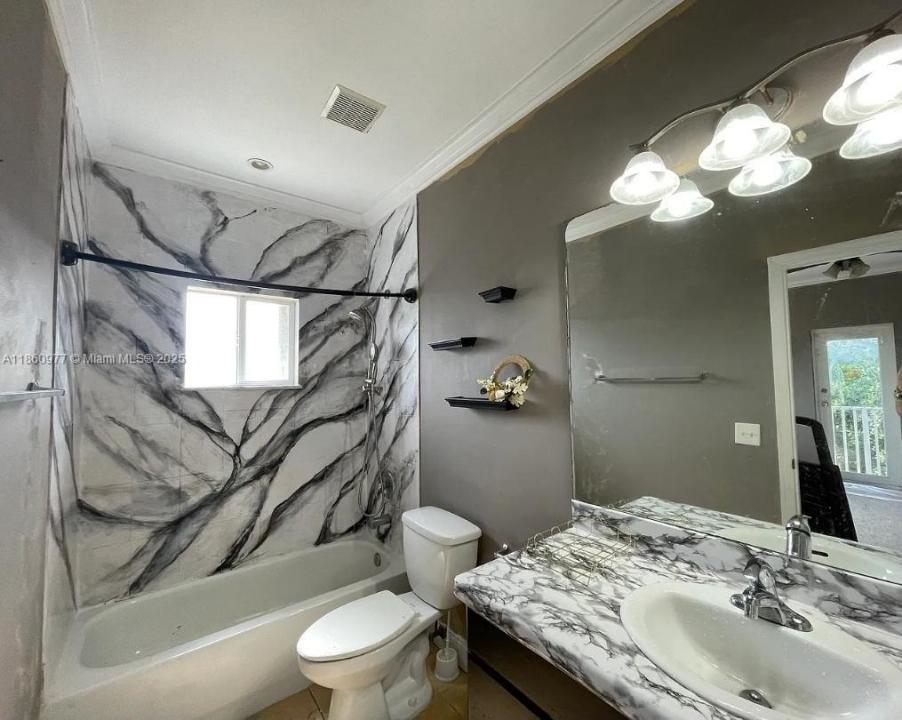 1100 NW 26th St 2, Miami, Floride 33127, États-Unis