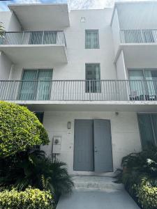 2150 Van Buren St TH104, Hollywood, Florida 33020, USA