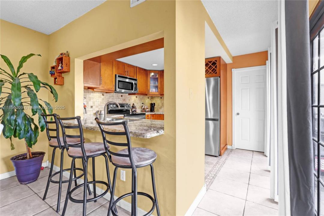 10077 NW 5th Ter 10077, Miami, Флорида 33172, Соединенные Штаты