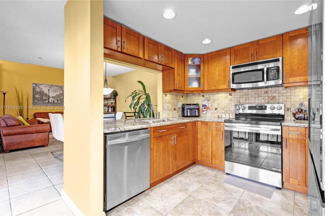 10077 NW 5th Ter 10077, Miami, Флорида 33172, Соединенные Штаты
