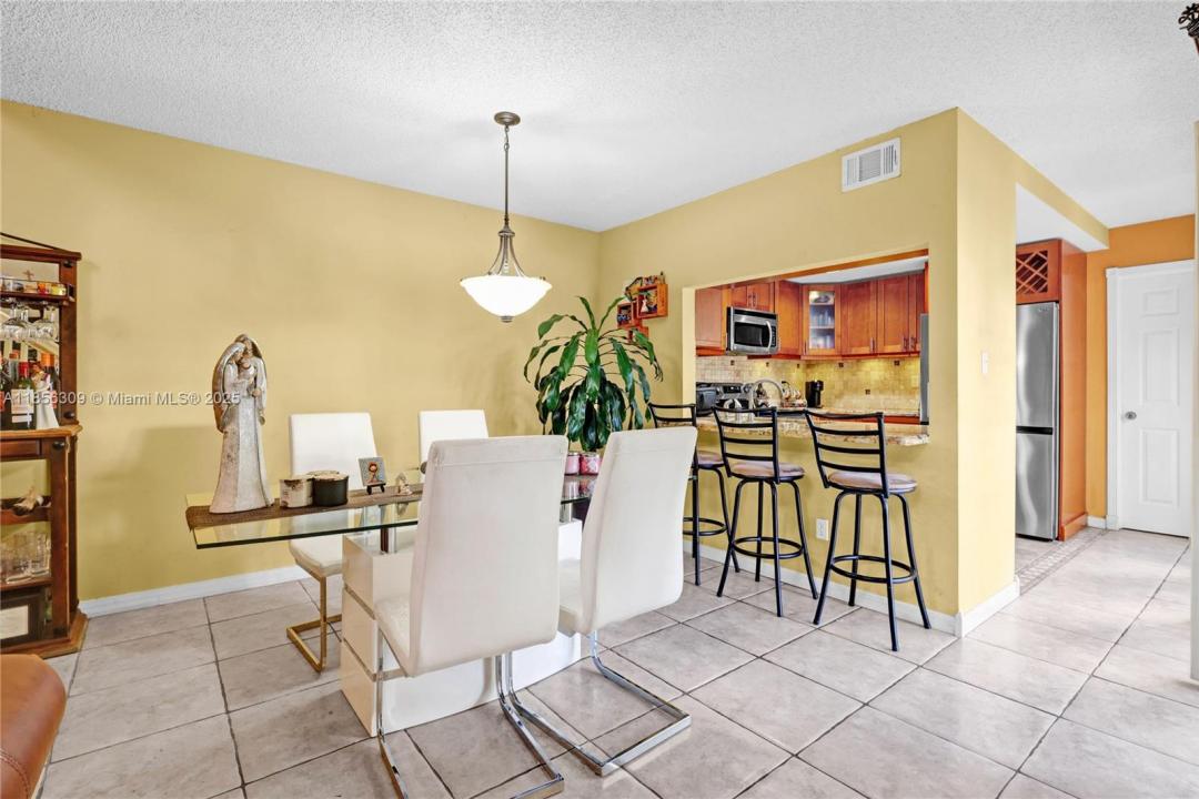 10077 NW 5th Ter 10077, Miami, Флорида 33172, Соединенные Штаты