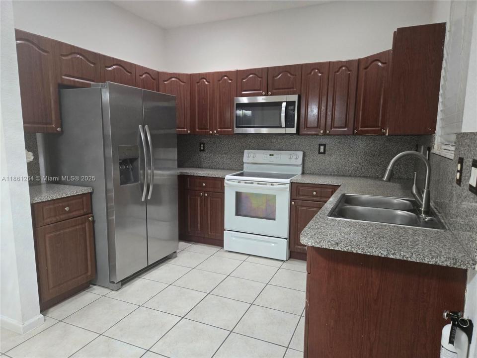 21205 NW 14 PL 819, Miami Gardens, Флорида 33169, Соединенные Штаты