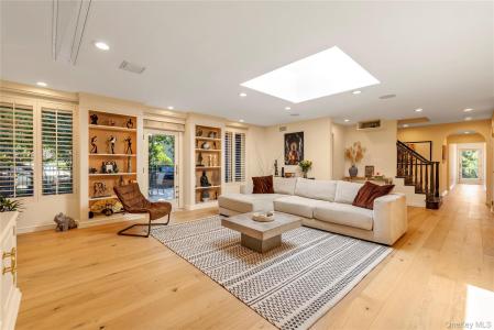 15 Parkway Drive, North Hempstead, New York 11577, USA