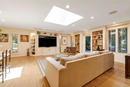 15 Parkway Drive, North Hempstead, New York 11577, USA