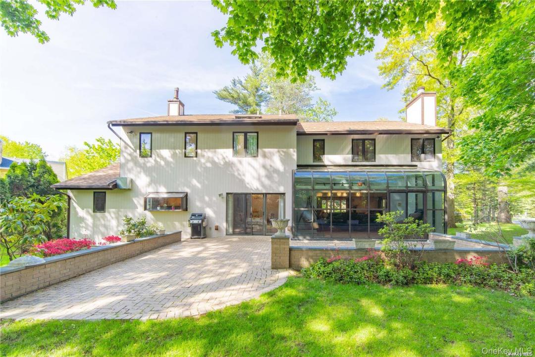 12 Bolton Drive, North Hempstead, New York 11030, USA