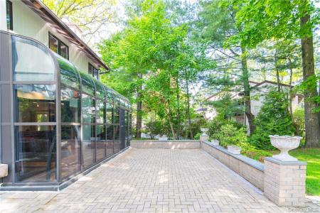 12 Bolton Drive, North Hempstead, New York 11030, USA