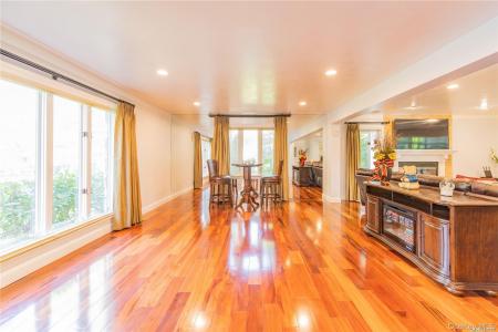 12 Bolton Drive, North Hempstead, New York 11030, USA