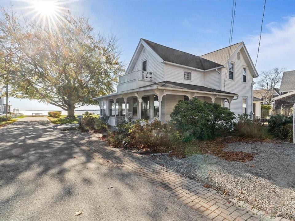 51 Ninth Avenue, Warwick, Rhode Island 02886