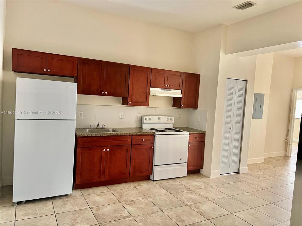1253 SW 2nd St 202, Miami, Florida 33135, Stati Uniti