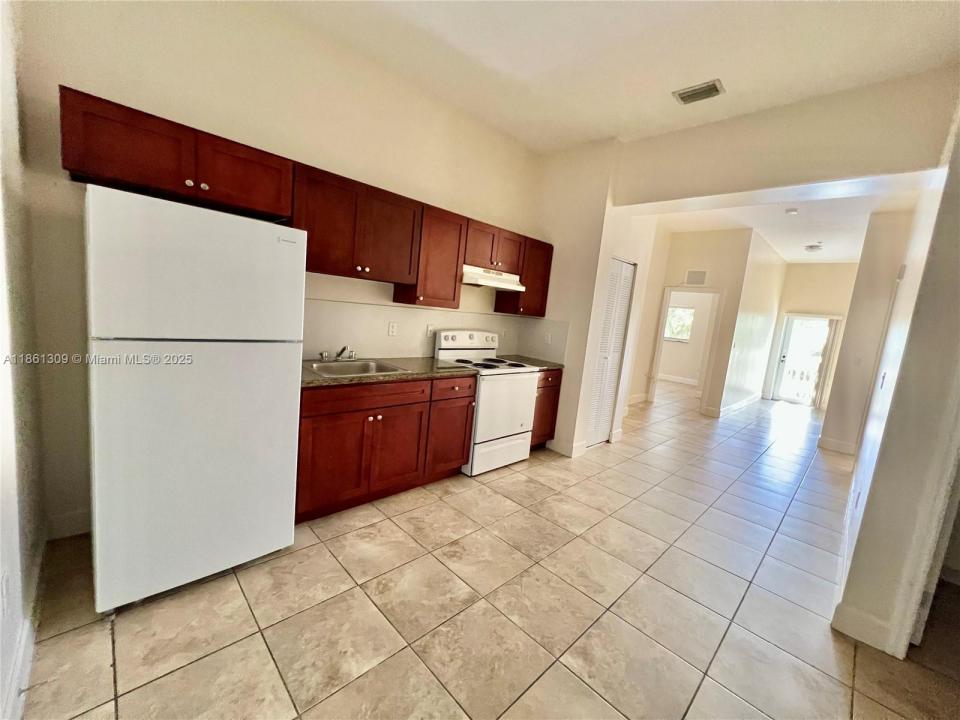 1253 SW 2nd St 202, Miami, Florida 33135, Stati Uniti