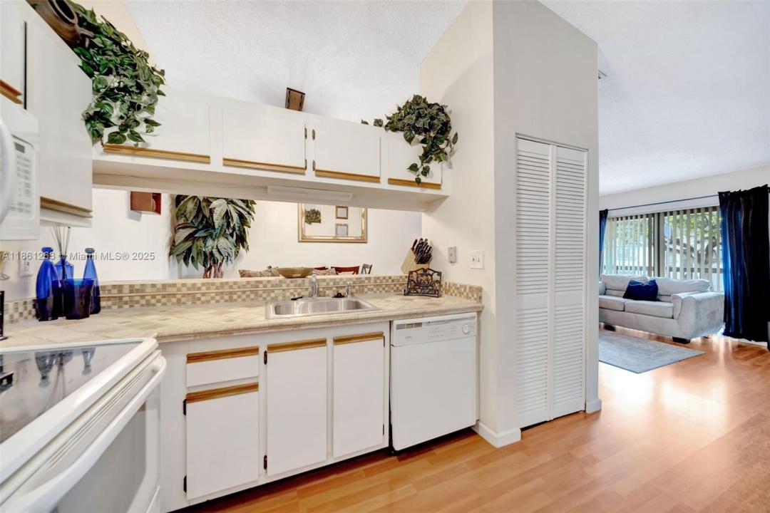 18224 Mediterranean Blvd 6-1706, Hialeah, Florida 33015, HOA KỲ