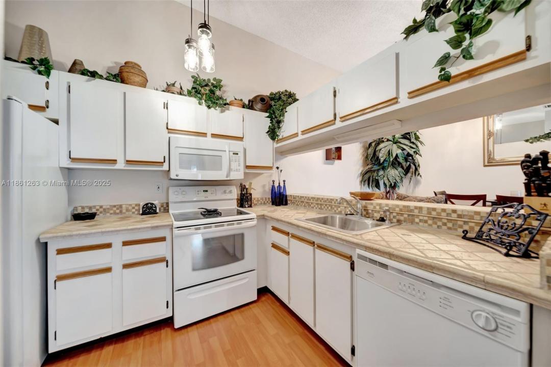 18224 Mediterranean Blvd 6-1706, Hialeah, Florida 33015, HOA KỲ