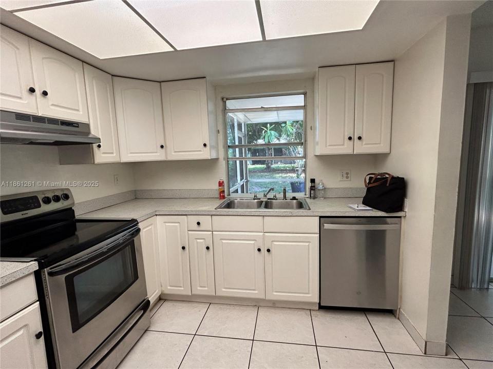 7262 SW 1st St, Margate, Florida 33068, USA