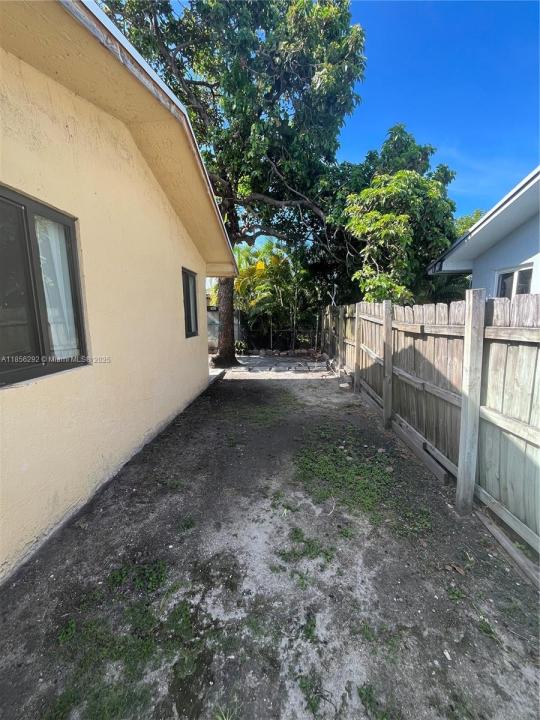 1727 NW 16th St A, Miami, Florida 33125