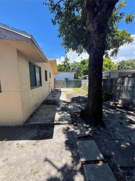 1727 NW 16th St A, Miami, Florida 33125
