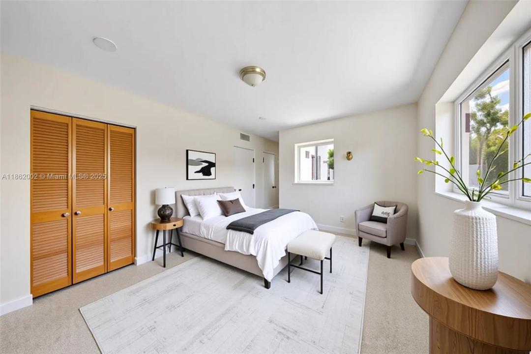 1096 Raven Ave, Miami Springs, Флорида 33166, Соединенные Штаты