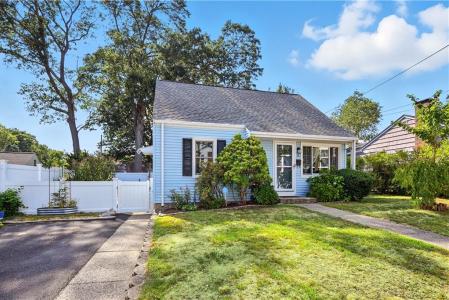 8 Pine Grove Street, East Providence, RI 02916, USA