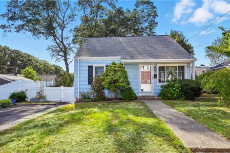 8 Pine Grove Street, East Providence, Rhode Island 02916, USA