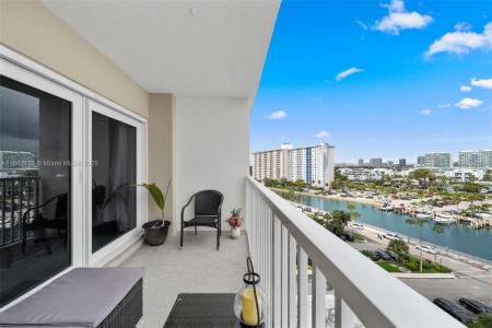 300 Bayview Dr 807, Sunny Isles Beach, Florida 33160, USA