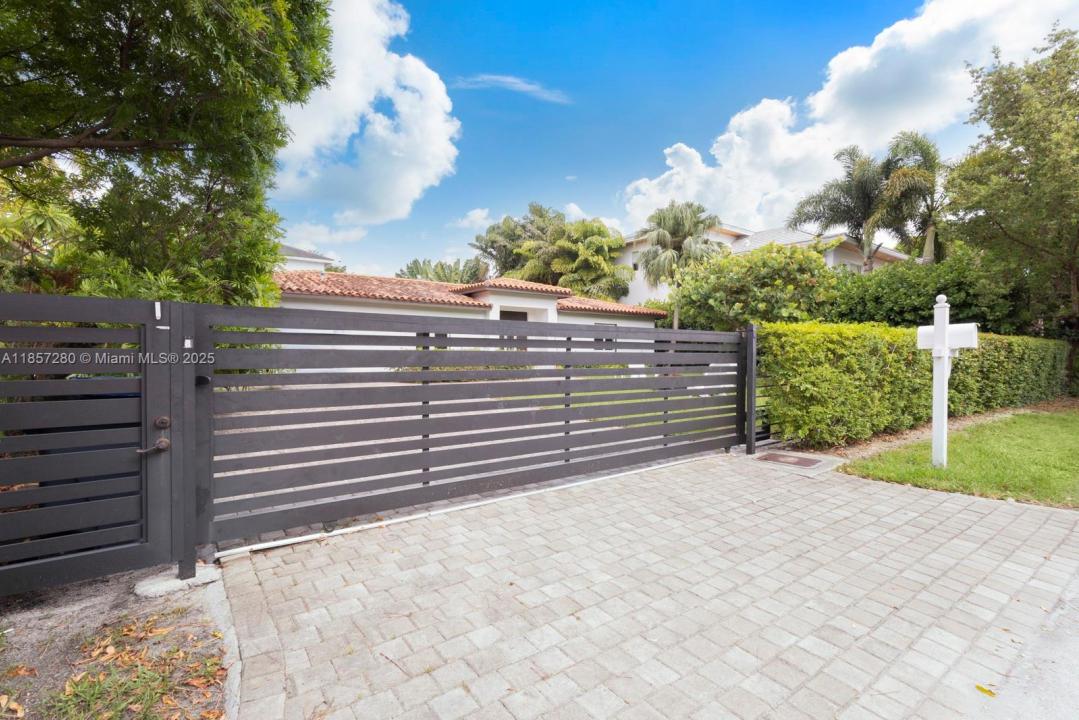 677 Hampton Ln, Key Biscayne, Florida 33149