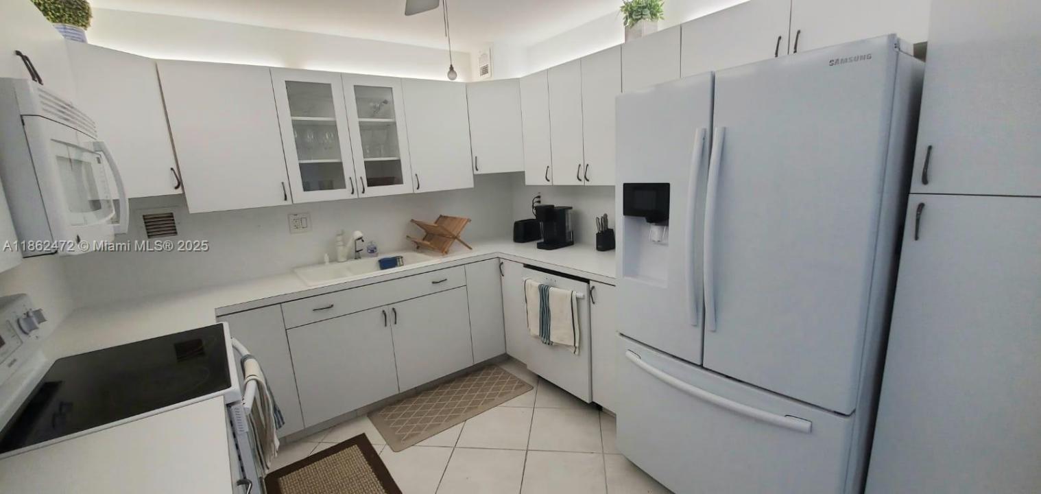 2450 NE 135th St 803, North Miami, Florida 33181, Amerika Birleşik Devletleri