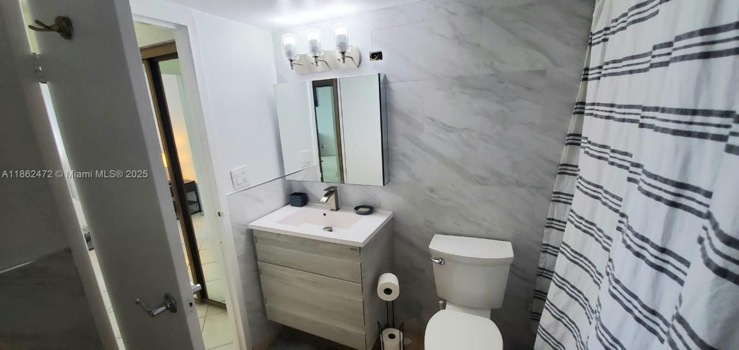 2450 NE 135th St 803, North Miami, Florida 33181, Amerika Birleşik Devletleri