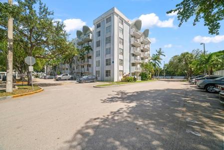 498 NW 165th St Rd D-201, Miami, Florida 33169, USA